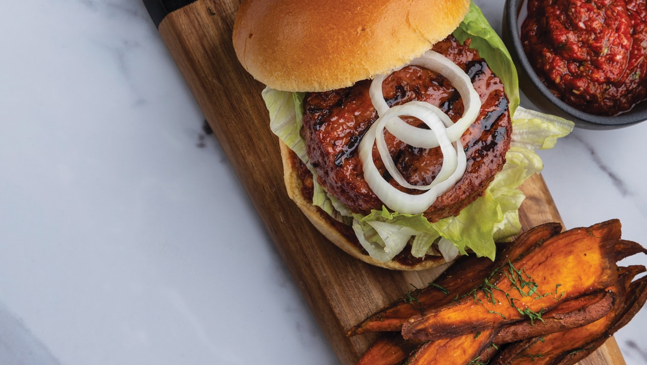 Burger με Raw ΝoΒeef Burger, Potato Bread και Πίκλες από Αγγουράκι Κνωσού